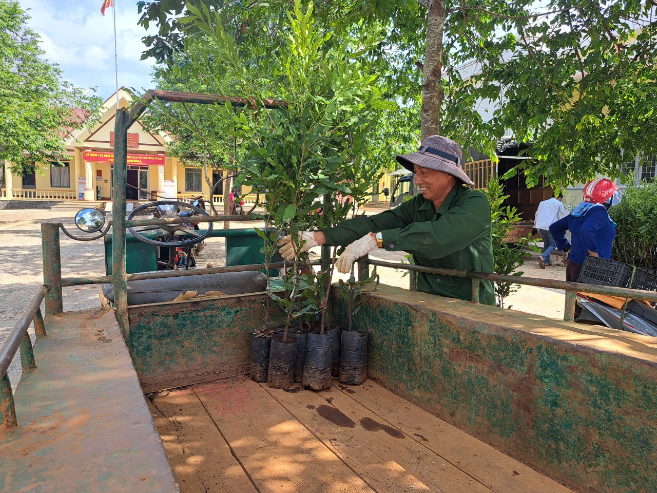 Hinh 3. Người dân nhận cây giống Mắc ca